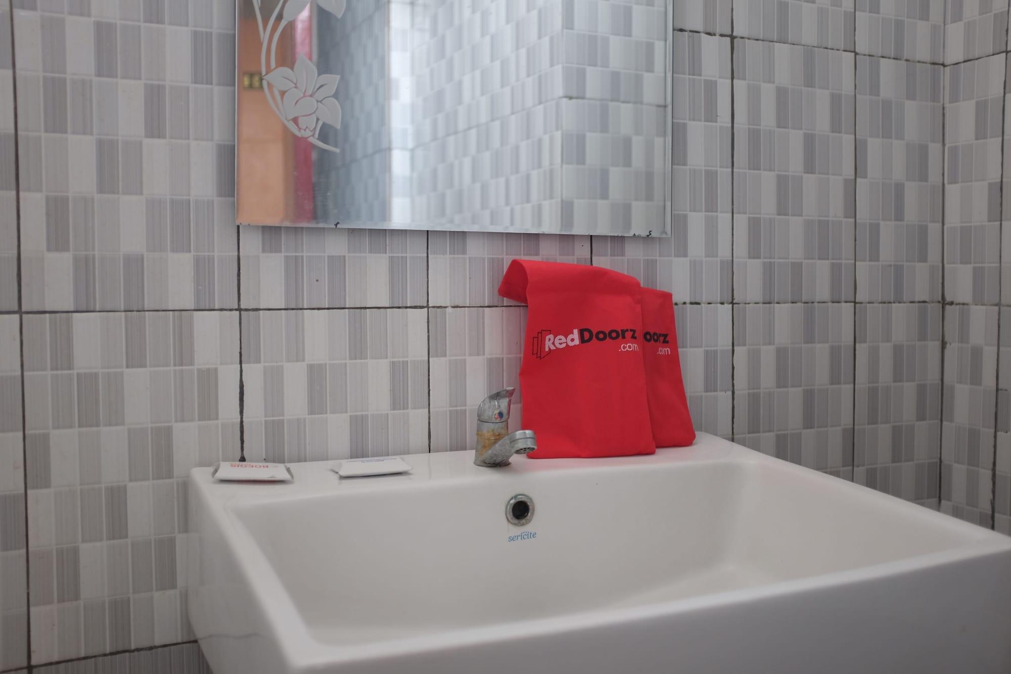 Reddoorz Plus Near Senen Джакарта Экстерьер фото